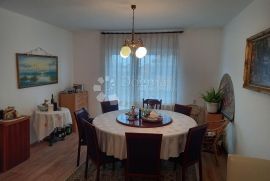 KUĆA U DUBRAVI 533,13 m² samostojeća na 3 etaže, Zagreb, Famiglia