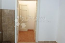 Interesantan poslovni prostor u centru Opatije, Opatija, Commercial property