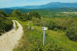 Ruševina za adaptaciju uz potok sa velikim zemljištem!, Pićan, Дом