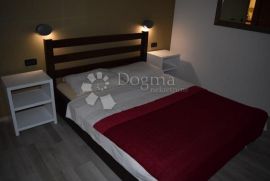 Apartmanska vila 200 metara od mora, Medulin, Дом