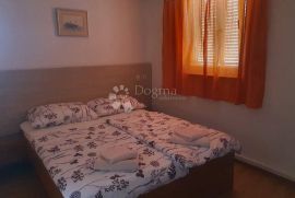 Apartmanska kuća u okolici Poreča, Poreč, Дом