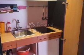 Apartmanska kuća u okolici Poreča, Poreč, Дом