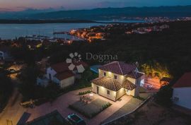 PREKRASNA VILLA SA UNUTARNJIM BAZENOM, Dobrinj, Дом