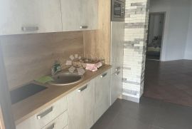 Prostrani apartman u prizemlju sa 400 m² okućnice, Malinska-Dubašnica, Διαμέρισμα