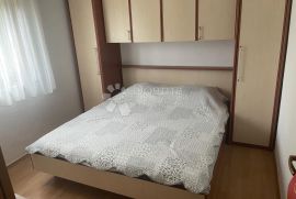 Prostrani apartman u prizemlju sa 400 m² okućnice, Malinska-Dubašnica, Διαμέρισμα