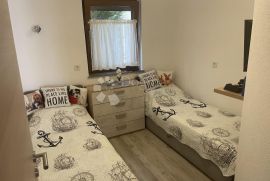 Prostrani apartman u prizemlju sa 400 m² okućnice, Malinska-Dubašnica, Διαμέρισμα