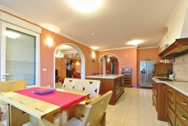 House (First row to the sea) for Rent (long term), Opatija, Famiglia