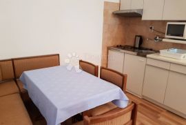 Kuća sa poslovnim prostorom 20 m od mora, Senj, Casa