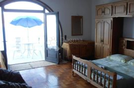 Apartmanska kuća sa vlastitom plažom i nevjerovatnim pogledom, Trogir, Trogir, House