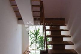 SELCE SAMOSTOJEĆA KUĆA 450 m², Crikvenica, Casa