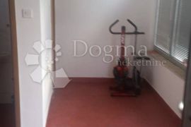 UREDSKI PROSTOR U VOLOSKU 30 m² NAJAM, Opatija, Commercial property