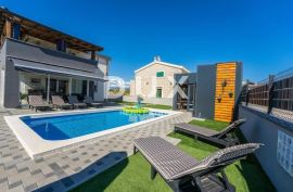 ZADAR, PRIVLAKA - Vila s bazenom 200 metara od mora, Privlaka, Casa