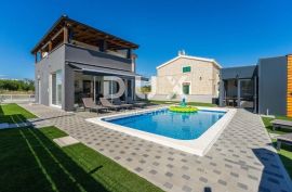 ZADAR, PRIVLAKA - Vila s bazenom 200 metara od mora, Privlaka, بيت