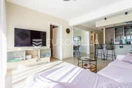 Trogir, lijep i moderan dvosoban stan s terasom - dugoročan najam, Trogir, Apartamento