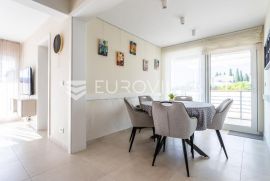 Trogir, lijep i moderan dvosoban stan s terasom - dugoročan najam, Trogir, Apartamento