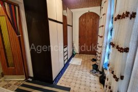 Imotski samostojeća kuća 3 etaže 372 m2 + velika okućnica, Imotski, House