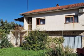 Imotski samostojeća kuća 3 etaže 372 m2 + velika okućnica, Imotski, House