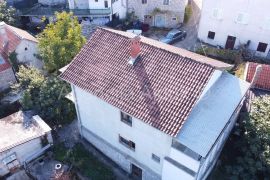 Imotski samostojeća kuća 3 etaže 372 m2 + velika okućnica, Imotski, House