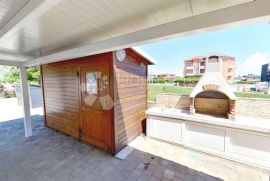 Stan u prizemlju s vrtom, Novigrad, Appartement