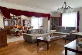 ROVINJ - IZVRSNA ZGRADA S 14 APARTMANA, Rovinj, Casa