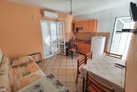 ROGOZNICA-APARTMANSKA KUĆA S ODLIČNIM POGLEDOM, Rogoznica, Maison