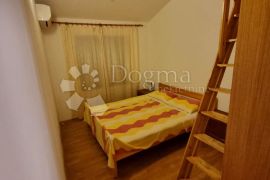 APARTMAN U KUĆI S POGLEDOM NA MORE. VODICE, Vodice, Appartamento