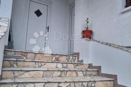 APARTMAN U KUĆI S POGLEDOM NA MORE. VODICE, Vodice, Appartamento