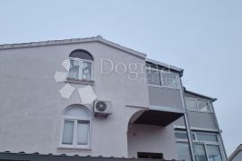 APARTMAN U KUĆI S POGLEDOM NA MORE. VODICE, Vodice, Appartamento