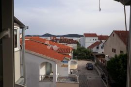 APARTMAN U KUĆI S POGLEDOM NA MORE. VODICE, Vodice, Appartamento