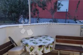 APARTMAN U KUĆI. VODICE!, Vodice, Appartamento