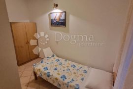 APARTMAN U KUĆI. VODICE!, Vodice, Appartamento