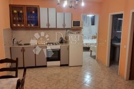 APARTMAN U KUĆI. VODICE!, Vodice, Appartamento