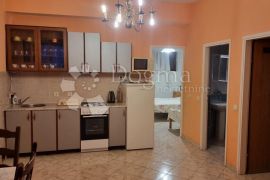 APARTMAN U KUĆI. VODICE!, Vodice, Appartamento