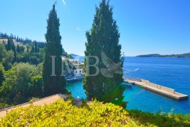 Villa with pool, first row to the sea - Luxurious experience of living in nature - EXCLUSIVE SALE IMB, Dubrovnik, بيت