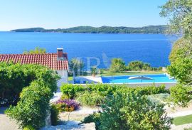 Villa with pool, first row to the sea - Luxurious experience of living in nature - EXCLUSIVE SALE IMB, Dubrovnik, بيت