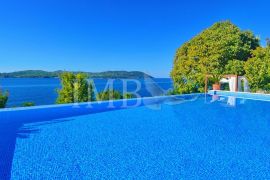 Villa with pool, first row to the sea - Luxurious experience of living in nature - EXCLUSIVE SALE IMB, Dubrovnik, بيت