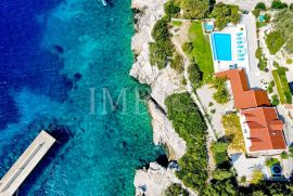 Villa with pool, first row to the sea - Luxurious experience of living in nature - EXCLUSIVE SALE IMB, Dubrovnik, بيت