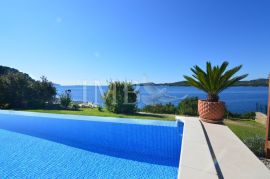 Villa with pool, first row to the sea - Luxurious experience of living in nature - EXCLUSIVE SALE IMB, Dubrovnik, بيت