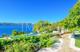 Villa with pool, first row to the sea - Luxurious experience of living in nature - EXCLUSIVE SALE IMB, Dubrovnik, بيت