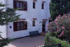 OTOK RAB, BARBAT - Vila s 5 apartmana 250 m od mora, Rab, House