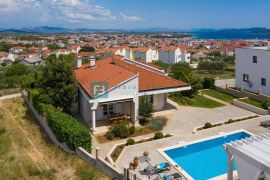 VODICE, luksuzna villa, bazen, uređena okućnica, pogled na more, Vodice, Kuća