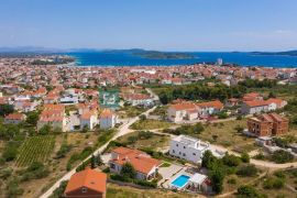 VODICE, luksuzna villa, bazen, uređena okućnica, pogled na more, Vodice, Kuća