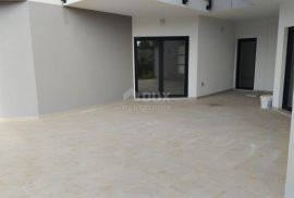 ISTRA, SAVUDRIJA - Stan na prvom katu u zgradi sa garažom  400m od mora, Umag, Appartement