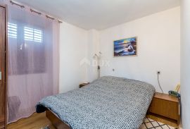 OTOK KRK, okolica Šila - Apartmanska kuća s velikim potencijalom, Dobrinj, House