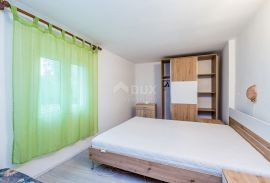 OTOK KRK, okolica Šila - Apartmanska kuća s velikim potencijalom, Dobrinj, House