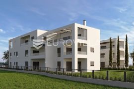 Istra, Poreč, moderan trosobni stan NKP 85 m2  u prizemlju, blizina popularne plaže, Poreč, Apartamento