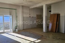 Imotski poslovni prostor 200 m2 + dvorište - najam, Imotski, Propiedad comercial