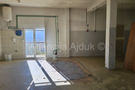 Imotski poslovni prostor 200 m2 + dvorište - najam, Imotski, Propiedad comercial