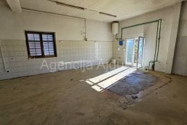 Imotski poslovni prostor 200 m2 + dvorište - najam, Imotski, Propiedad comercial