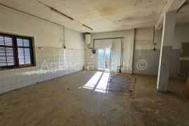 Imotski poslovni prostor 200 m2 + dvorište - najam, Imotski, Propiedad comercial